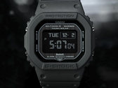 Um close do mostrador do Casio G-Shock GW-BX5600-1A1, fotografado em um fundo escuro.