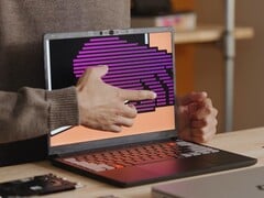 A Framework Laptop 13 Pro conta com uma tela sensível ao toque personalizada.