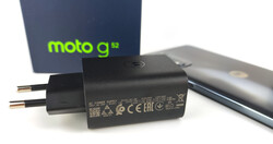 A Motorola Moto G52 vem com um carregador.
