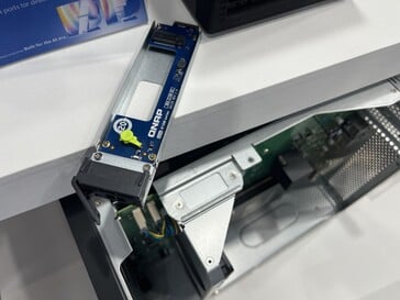 O adaptador E1.S para 2280er-SSD.