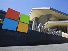 A sinalização da Microsoft fica em frente ao prédio do campus corporativo