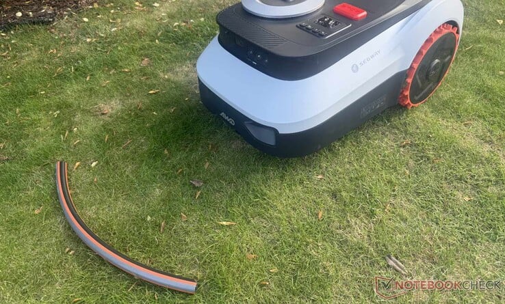 O Navimow i2 LiDAR Pro detectou com precisão o pedaço de mangueira de jardim durante os testes.