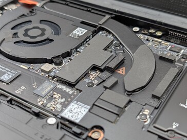 A pequena solução de resfriamento nos deixa um pouco preocupados com o ruído da ventoinha, que foi um ponto de discórdia no Laptop 13.5 original
