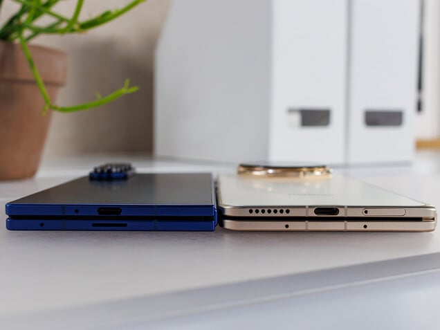 Comparação lado a lado: Galaxy Z Fold7 (esquerda) vs. o dobrável mais fino do mundo, Honor Magic V5 (direita). (Fonte da imagem: Notebookcheck)