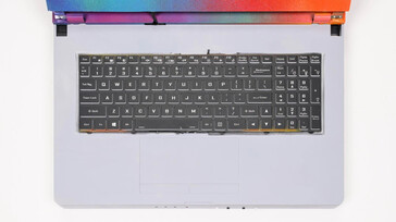 O teclado e o trackpad do laptop para jogos (Fonte da imagem: PenBar)