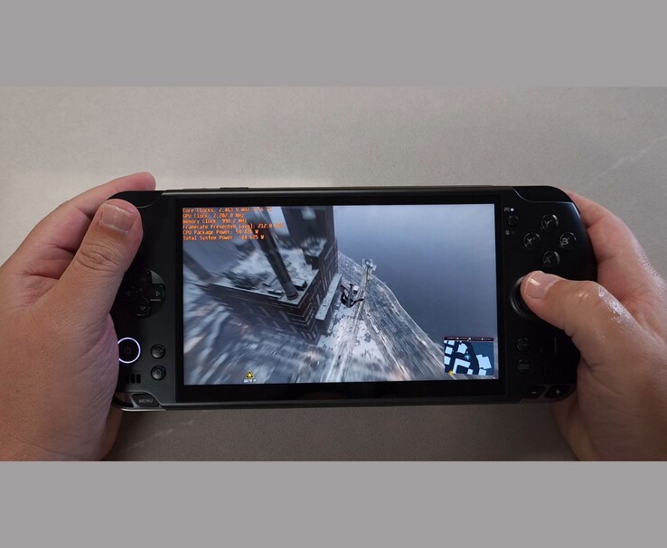 Close-up do computador de mão GPD Win 5 executando o Spider-Man com a sobreposição de benchmark visível na tela. (Fonte da imagem: The Phawx via YouTube)