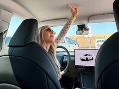 O teto de vidro padrão do Model Y. (Fonte da imagem: Kim Java/YT)