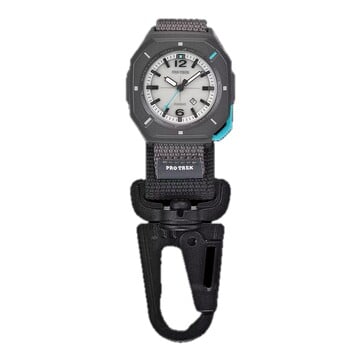 O Casio PRJ-01AE-8 preso a uma alça com mosquetão