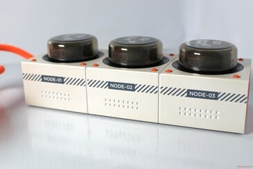 ...e "Nó 01", "Nó 02" e "Nó 03" no outro.