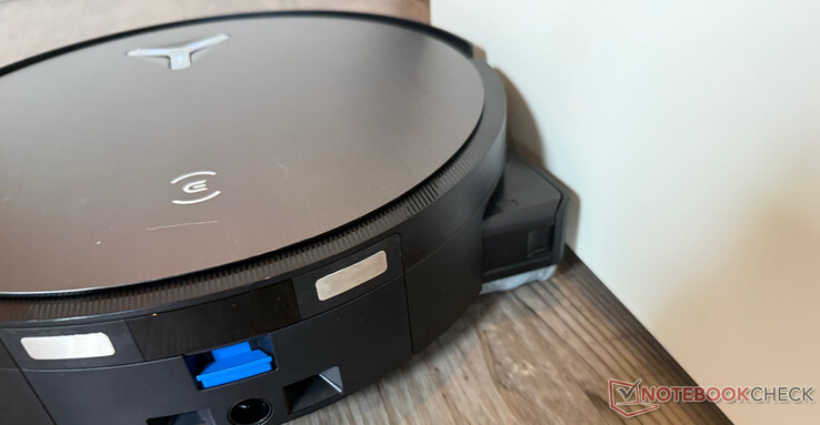 Graças ao rolo extensível, o Deebot X11 OmniCyclone não apenas limpa completamente, mas também quase sem bordas