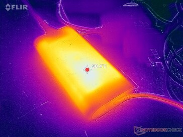 O adaptador CA atinge mais de 50 °C ao operar cargas exigentes