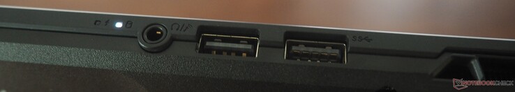 Lado direito: áudio de 3,5 mm, USB-A 2.0, USB-A 3.2 Gen1