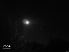 Objetos brilhantes, tais como a lua e as estrelas, aparecem mais brilhantes no modo de visão noturna do que no modo de tiro padrão.