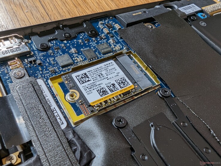 Latitude o 7440 utiliza SSDs M.2 2242 mais curtos em vez dos tamanhos 2280, que são mais comuns