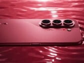 O Tecno Camon Slim 5G é apenas um pouco mais espesso que o iPhone Air, mas possui uma bateria com capacidade quase duas vezes maior.