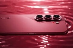 O Tecno Camon Slim 5G é apenas um pouco mais espesso que o iPhone Air, mas possui uma bateria com capacidade quase duas vezes maior.