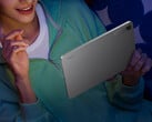 O Redmi Pad 2 SE está disponível no Giztop por US$ 229. Na foto: uma imagem promocional que mostra o design da parte traseira do tablet.