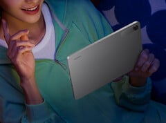 O Redmi Pad 2 SE está disponível no Giztop por US$ 229. Na foto: uma imagem promocional que mostra o design da parte traseira do tablet.