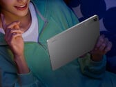 O Redmi Pad 2 SE está disponível no Giztop por US$ 229. Na foto: uma imagem promocional que mostra o design da parte traseira do tablet.