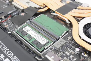 Slots SODIMM 2x acessíveis