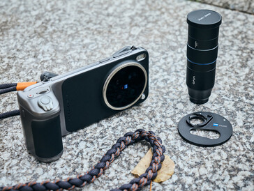 A X300 Pro com o Grip Kit e o teleconversor (fonte da imagem: Alex Wätzel)