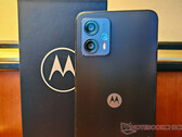 O Moto G23, na foto, tem um design minimalista. (Fonte da imagem: Notebookcheck)