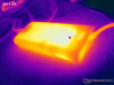 O adaptador CA atinge mais de 45 °C ao operar cargas exigentes