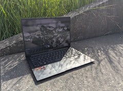 O AMD ZenBook 14 OLED ao ar livre