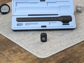 Elgato Wave Go em primeiro plano, com o estojo e dois concorrentes ao fundo