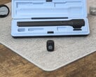 Elgato Wave Go em primeiro plano, com o estojo e dois concorrentes ao fundo