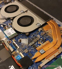 Dois ventiladores e dois tubos de calor no laptop de escritório com uma placa de vídeo RTX