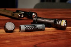 Loop Gear SK06 com uma bateria 18650 e tampa traseira magnética