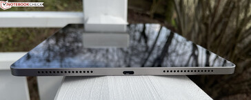 À direita: Alto-falantes, USB-C 2.0, alto-falantes (fonte da imagem: Manuel Masiero)