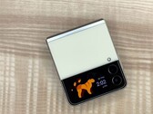 O Galaxy Z Flip4 poderia começar com 50 euros a mais do que o Galaxy Z Flip3. (Fonte: Jacob Krol/CNN)