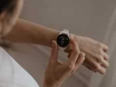 A captura de tela do gráfico do aplicativo Garmin também mostrou tendências na frequência cardíaca, no status da VFC e nos níveis de bateria do corpo ao longo das semanas. Na foto - um smartwatch da Garmin. (Fonte da imagem: Káplár Bálint Áron no Unsplash)