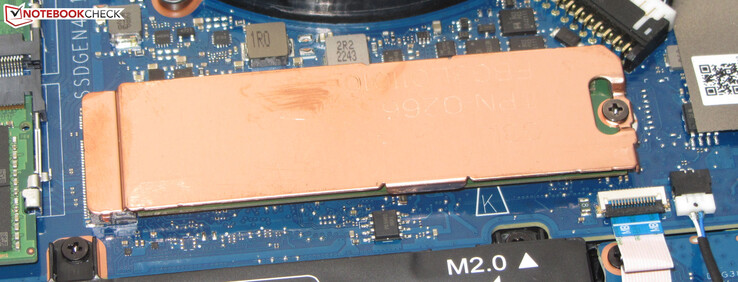 Um SSD PCIe 4 serve como a unidade do sistema.