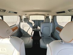 Interior de um Volkswagen ID.Buzz com cadeira de capitão (Fonte da imagem: Kirsten Alana)