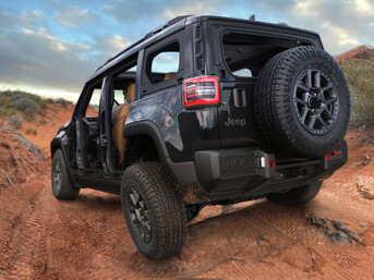 O robusto acabamento Moab do Jeep Recon apresenta pneus off-road de 33 polegadas e uma roda sobressalente montada externamente. (Fonte da imagem: Jeep)