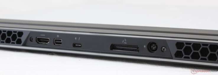 Parte traseira: HDMI 2.0b, Mini DisplayPort 1.3, 1x Thunderbolt 3 com funcionalidade de carregamento USB-C, porta amplificadora de gráficos alienígenas, fonte de alimentação