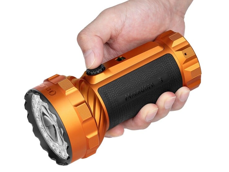 A Olight Marauder 3 possui um punho revestido de silicone.