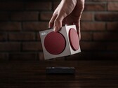 O alto-falante Retro Cube 2 Speaker - N Edition tem suporte para carregamento sem fio.