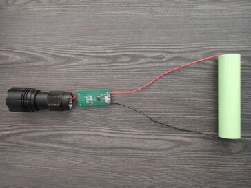 Essa lanterna vem com uma bateria de íons de sódio