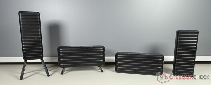 Os quatro alto-falantes externos têm pernas dobráveis