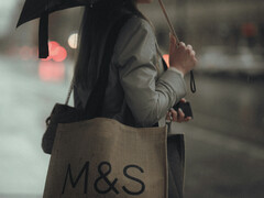 Loja da Marks & Spencer no Reino Unido, onde uma violação de fornecedor causou a interrupção do serviço (Fonte da imagem: Unsplash/Aleksandr Rebenkov)