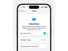 Imagem promocional do iCloud Drive da Apple exibida em um iPhone contra um fundo branco. (Fonte da imagem: Apple)