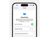 Imagem promocional do iCloud Drive da Apple exibida em um iPhone contra um fundo branco. (Fonte da imagem: Apple)