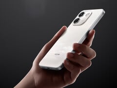 O Note 17 Pro Max também oferece suporte ao carregamento rápido de 100 W. Na foto: uma imagem promocional mostrando a parte traseira do celular.