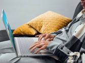 A Lenovo Yoga Slim 7 Carbon está agora disponível com as ofertas da AMD Ryzen 5000. (Fonte da imagem: Lenovo)
