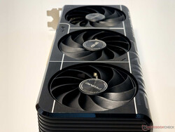 As ventoinhas axiais tecnológicas triplas da Prime RTX 5080 OC param completamente no modo inativo