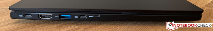Esquerda: USB-C 3.2 Gen 2 (10 GBit/s, modo DisplayPort ALT 1.4a, Power Delivery), HDMI 2.0, USB-A 3.2 Gen 1 (5 GBit/s), USB-C 3.2 Gen 2 (10 GBit/s, modo DisplayPort ALT 1.4a)